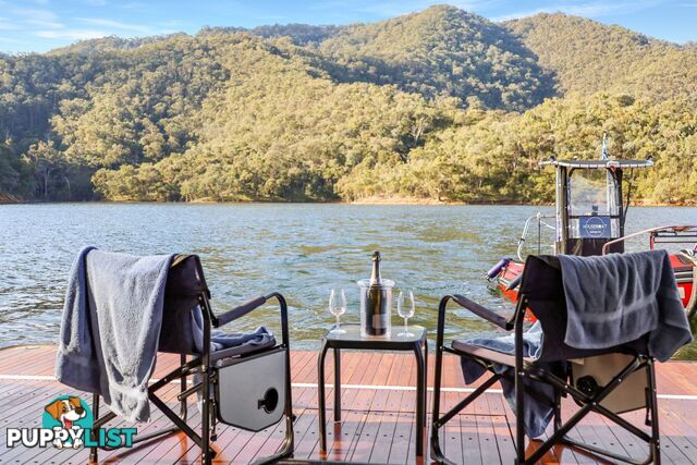 Minshadem Houseboat Holiday Home on Lake Eildon