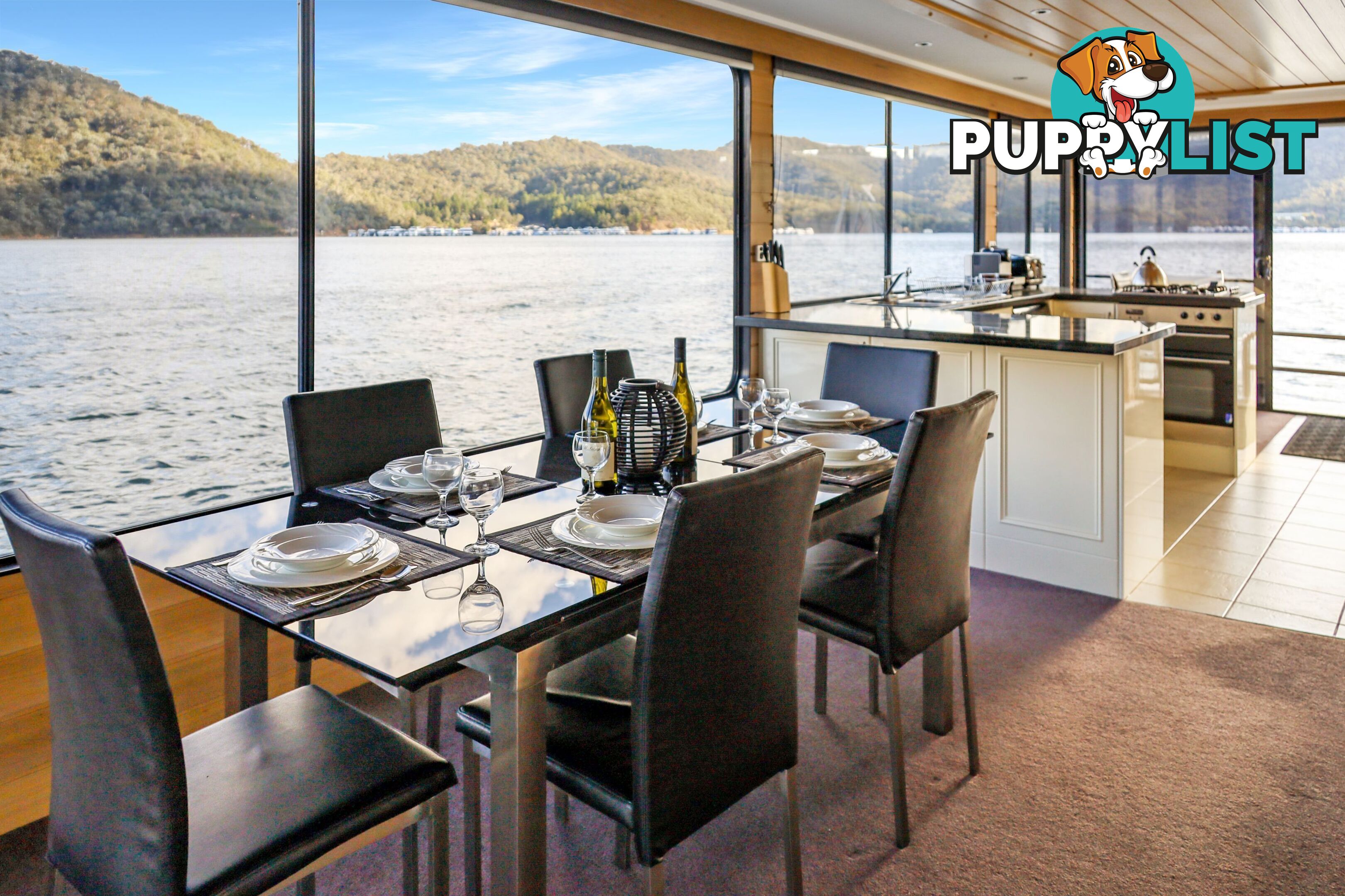 Minshadem Houseboat Holiday Home on Lake Eildon