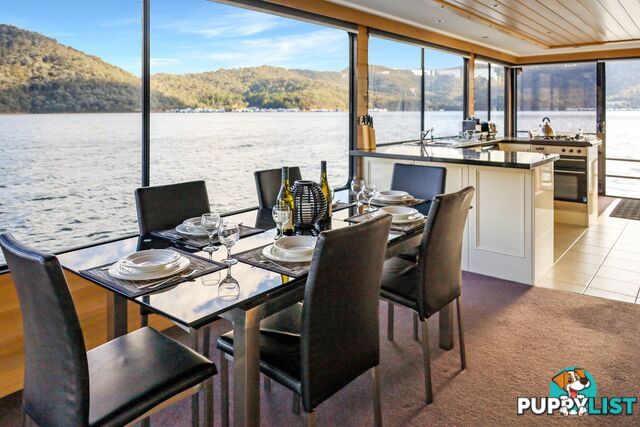 Minshadem Houseboat Holiday Home on Lake Eildon