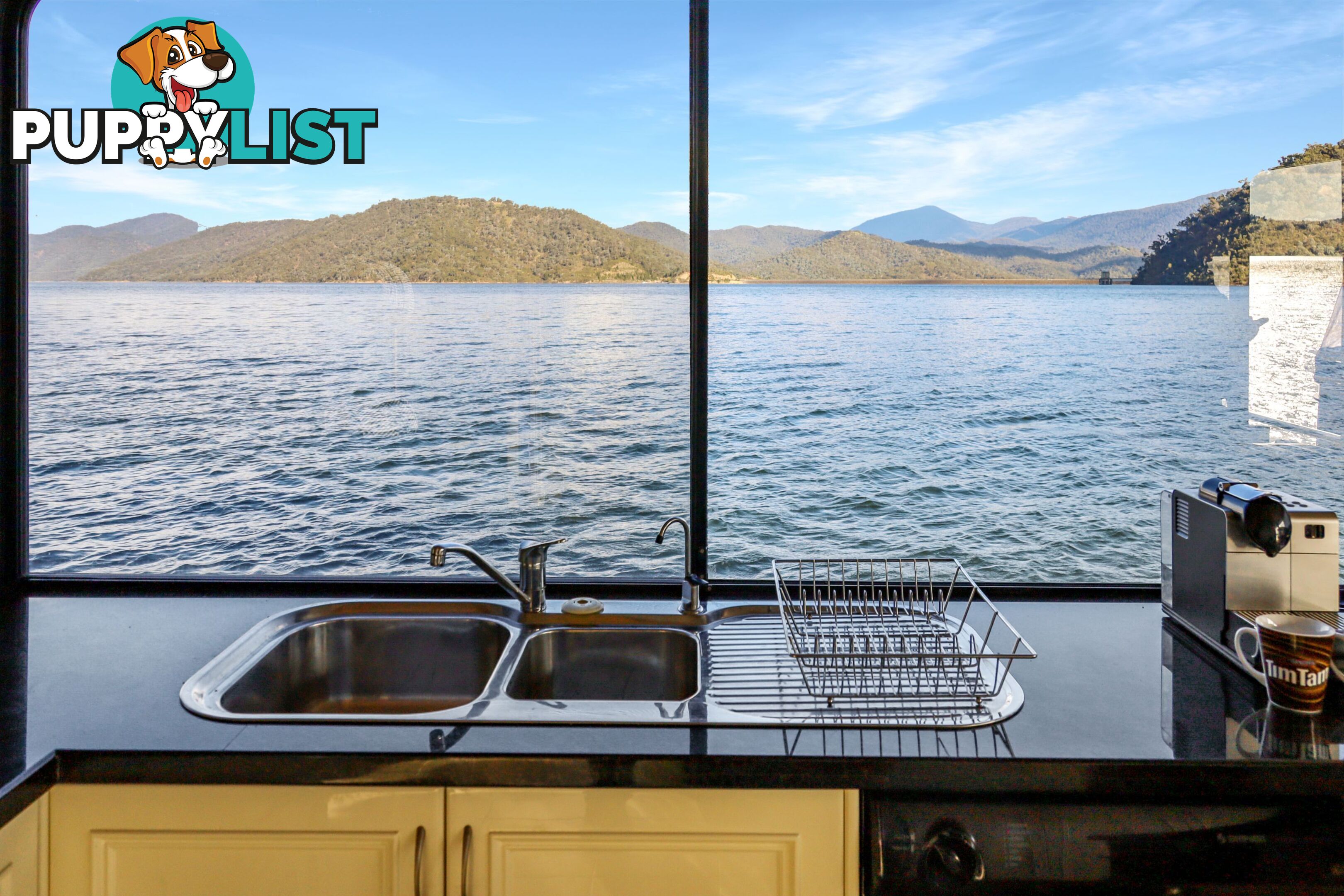 Minshadem Houseboat Holiday Home on Lake Eildon