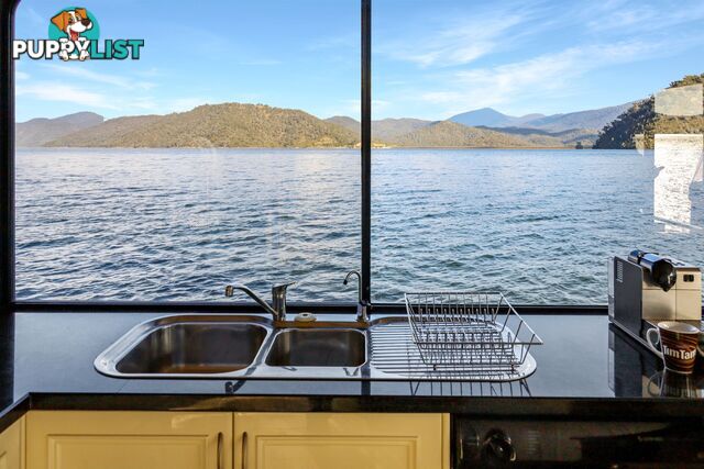 Minshadem Houseboat Holiday Home on Lake Eildon