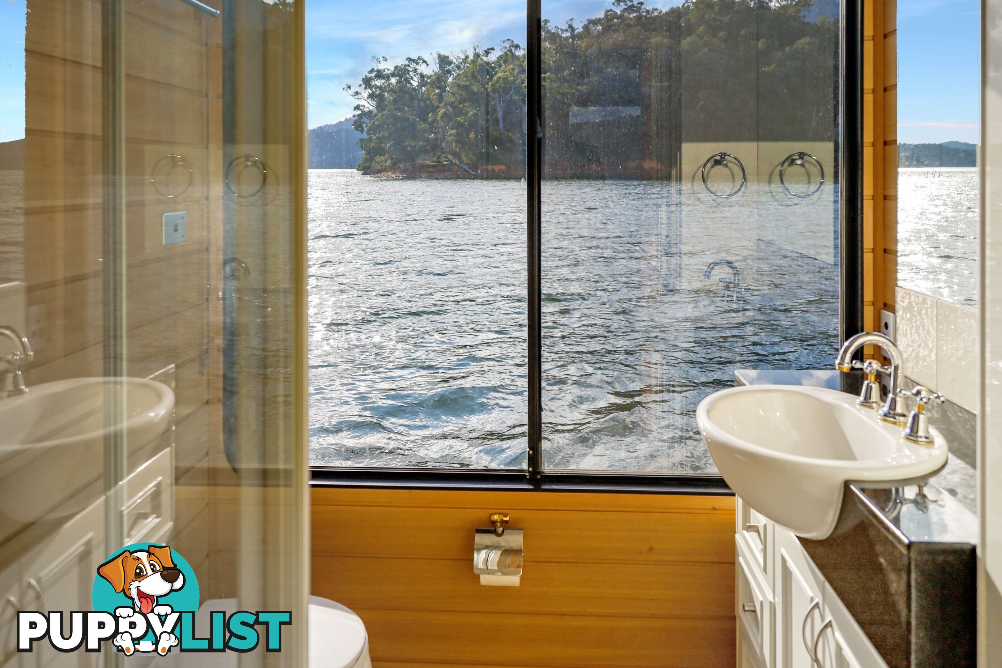 Minshadem Houseboat Holiday Home on Lake Eildon