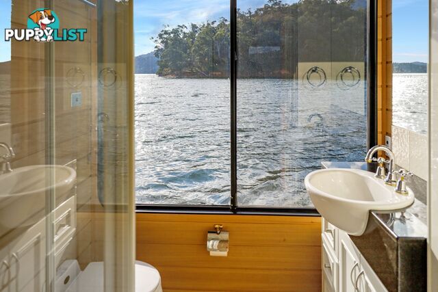 Minshadem Houseboat Holiday Home on Lake Eildon