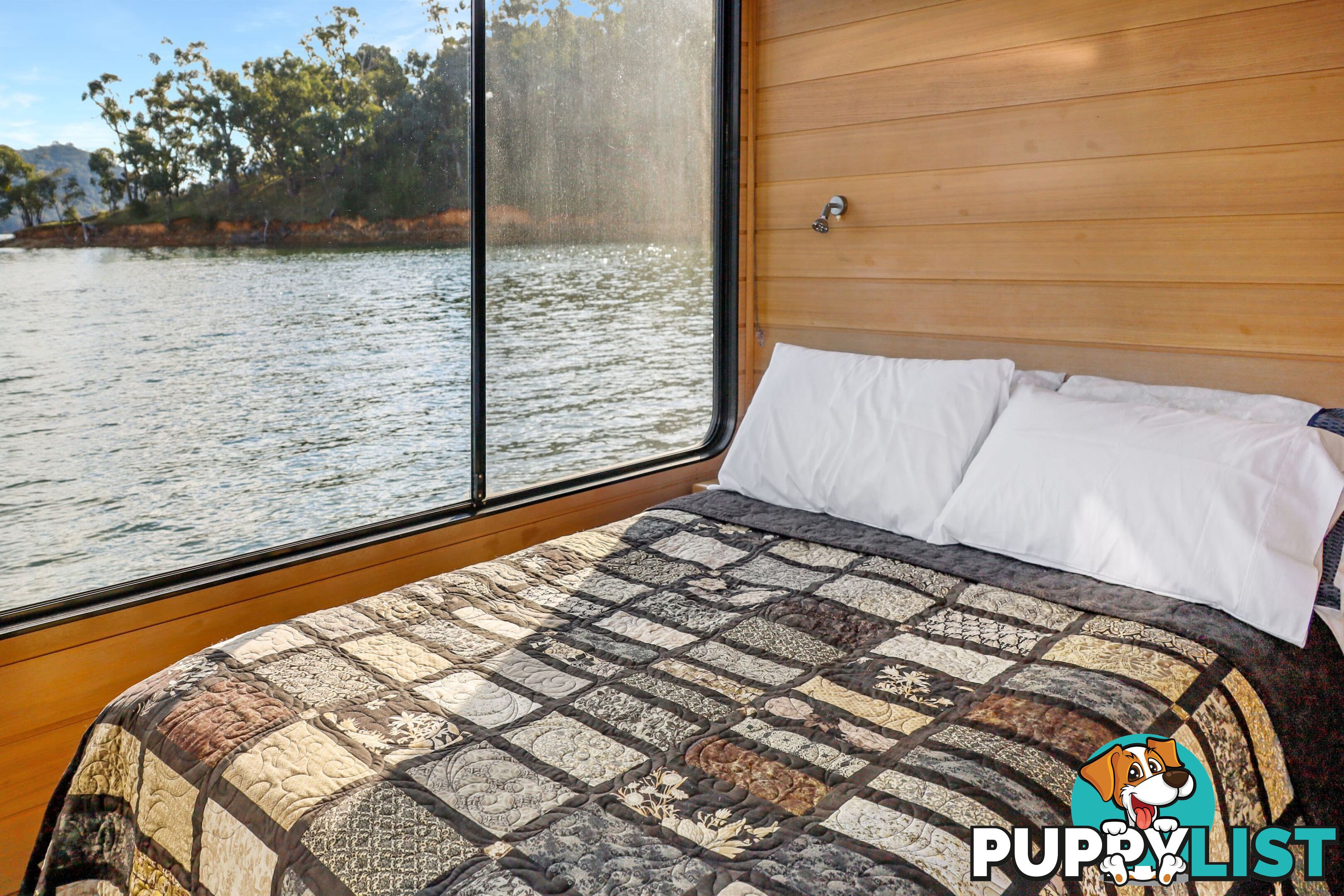 Minshadem Houseboat Holiday Home on Lake Eildon