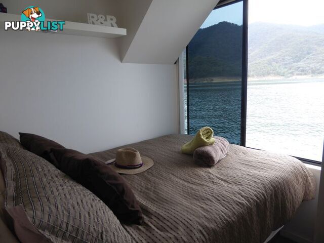 Quattro: Houseboat Holiday Home on Lake Eildon