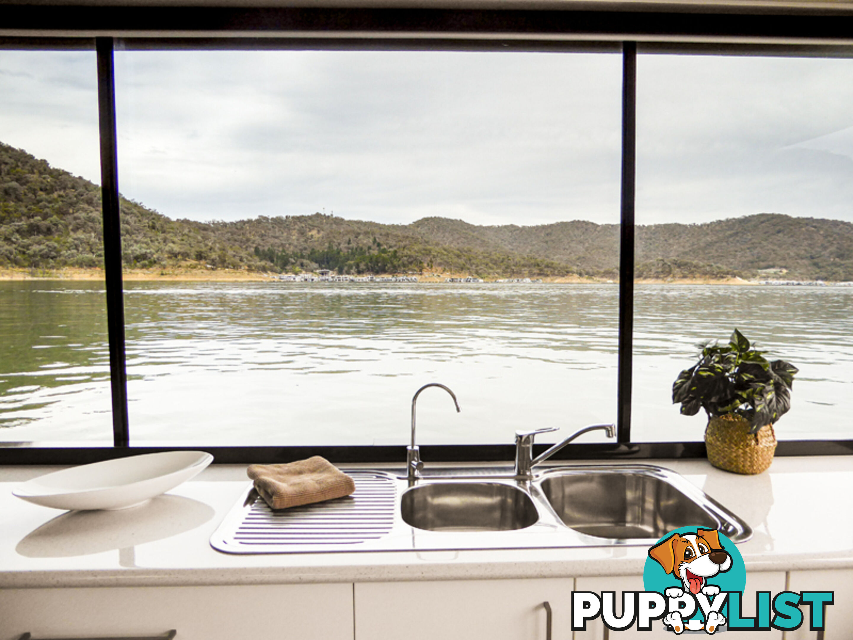 Quattro: Houseboat Holiday Home on Lake Eildon