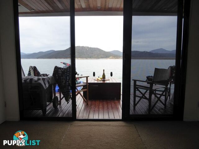 Quattro: Houseboat Holiday Home on Lake Eildon