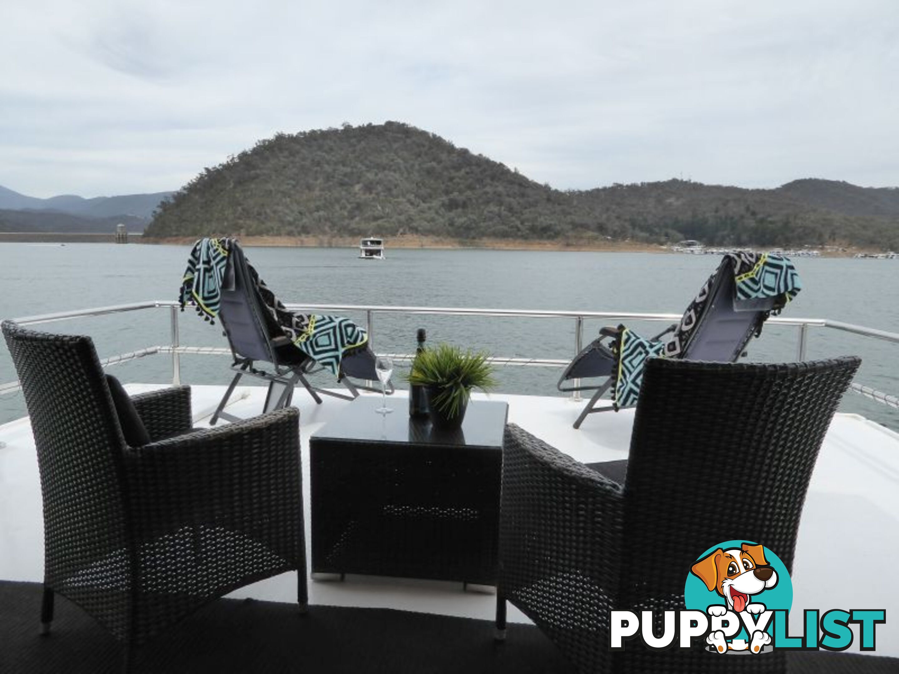 Quattro: Houseboat Holiday Home on Lake Eildon