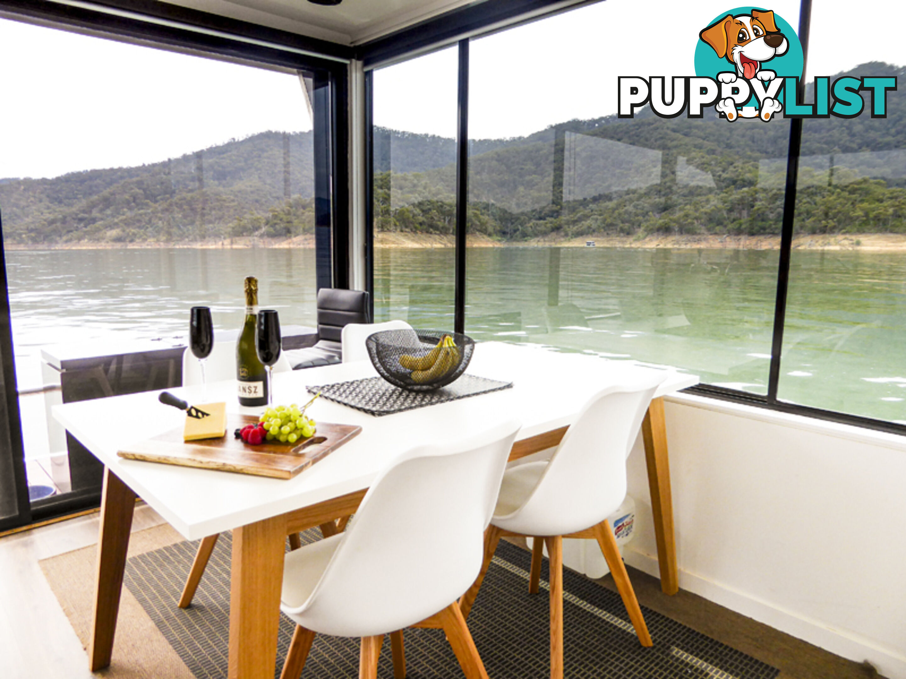 Quattro: Houseboat Holiday Home on Lake Eildon