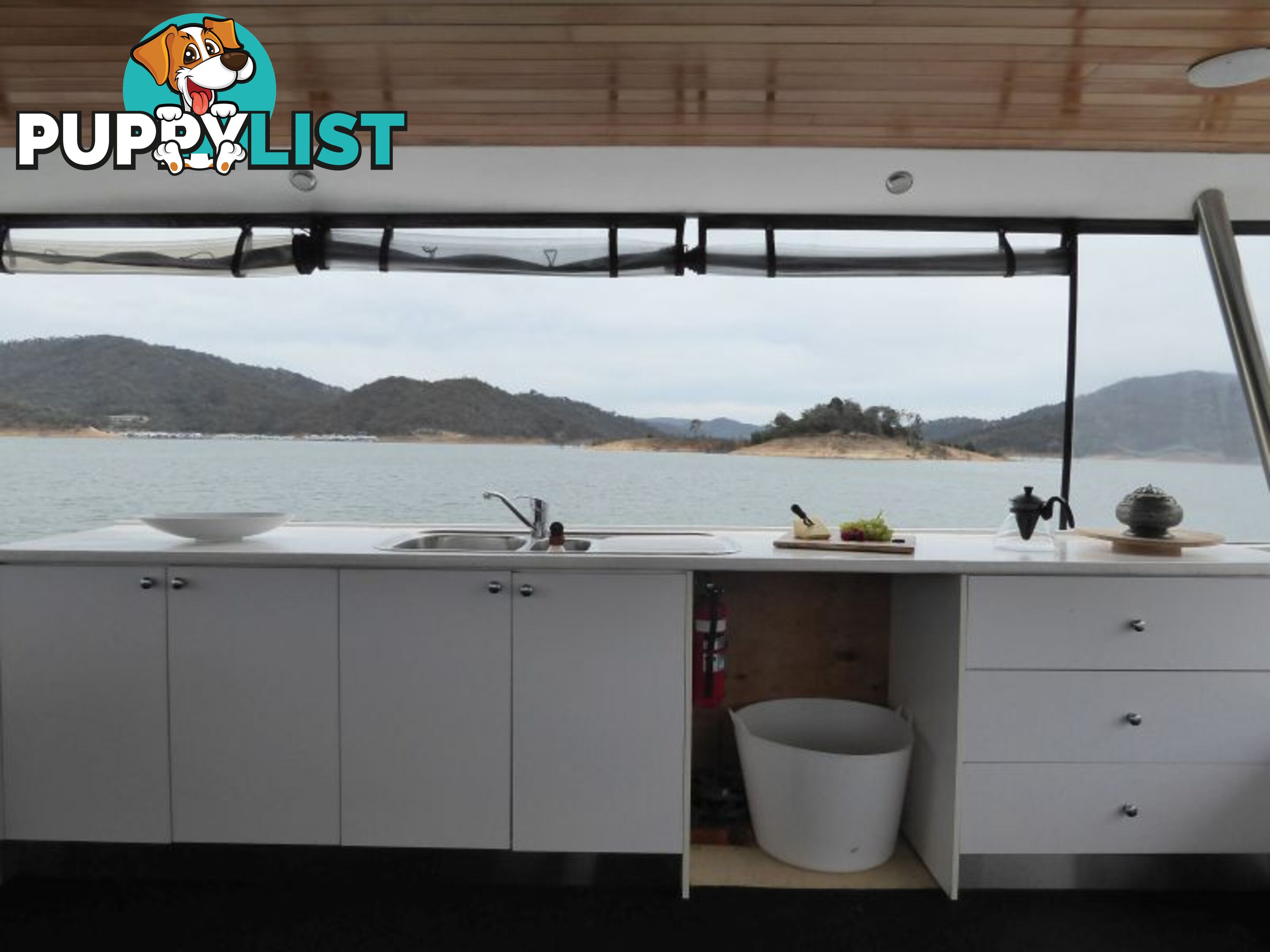 Quattro: Houseboat Holiday Home on Lake Eildon