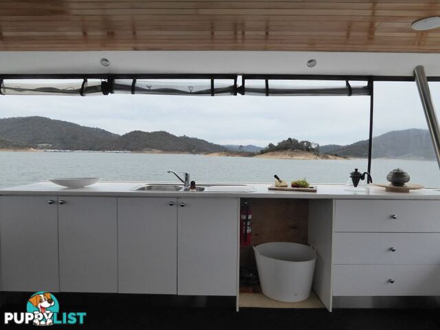 Quattro: Houseboat Holiday Home on Lake Eildon