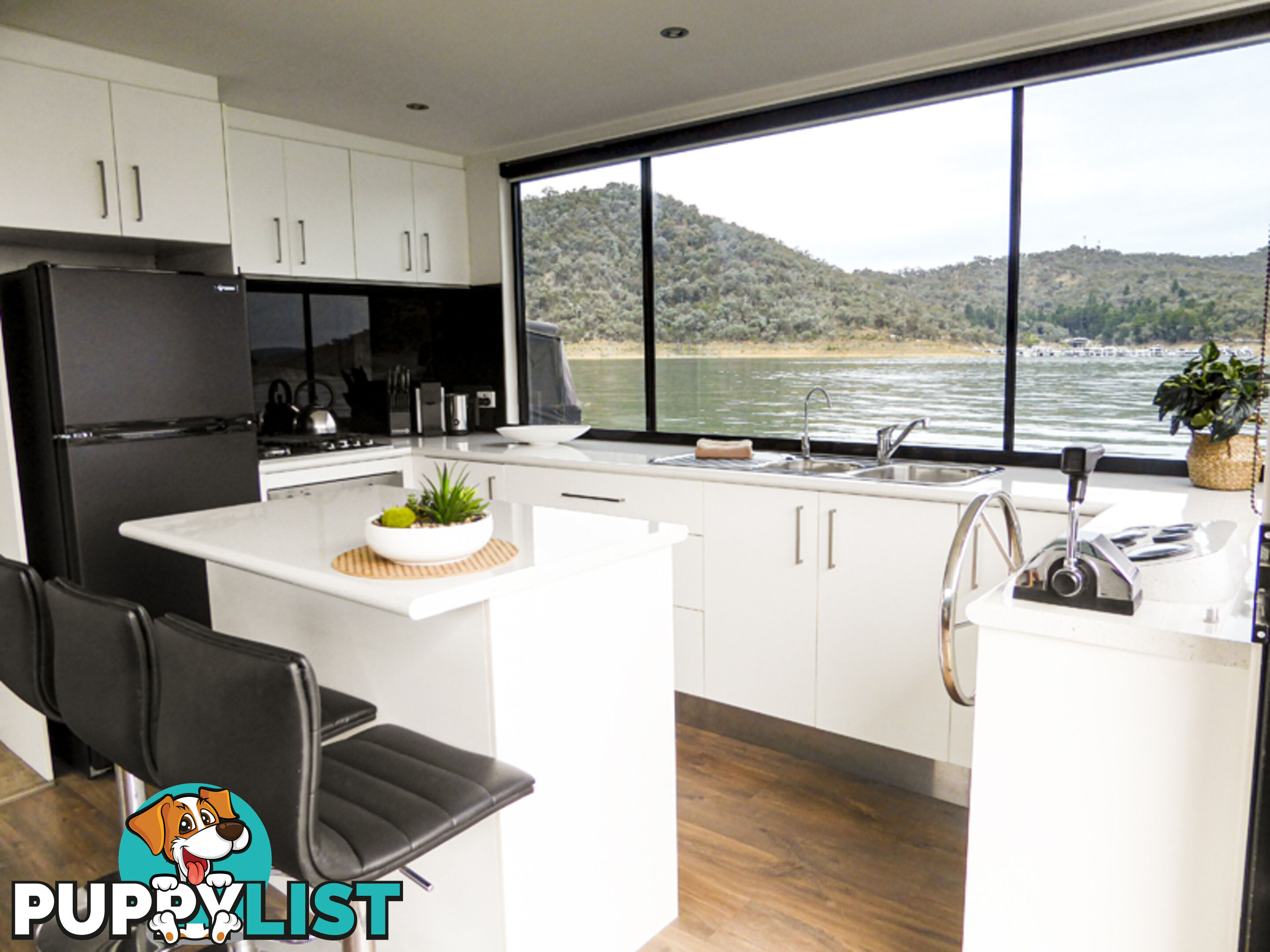 Quattro: Houseboat Holiday Home on Lake Eildon