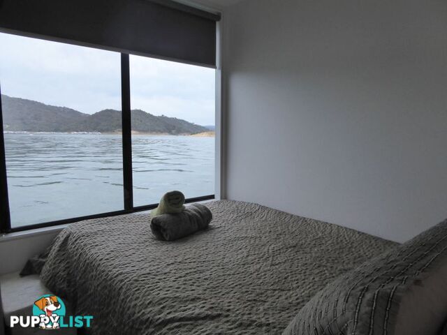 Quattro: Houseboat Holiday Home on Lake Eildon