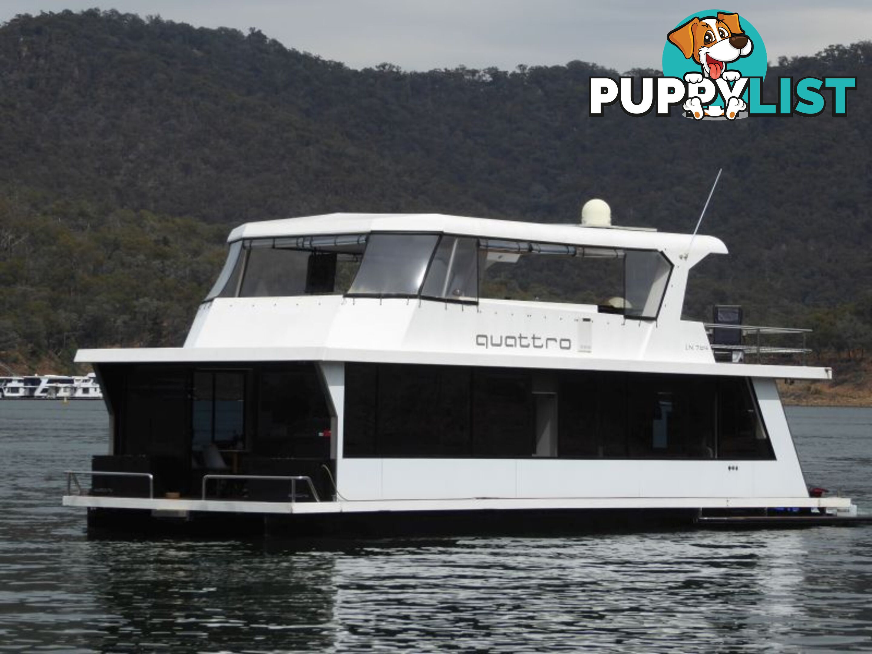 Quattro: Houseboat Holiday Home on Lake Eildon