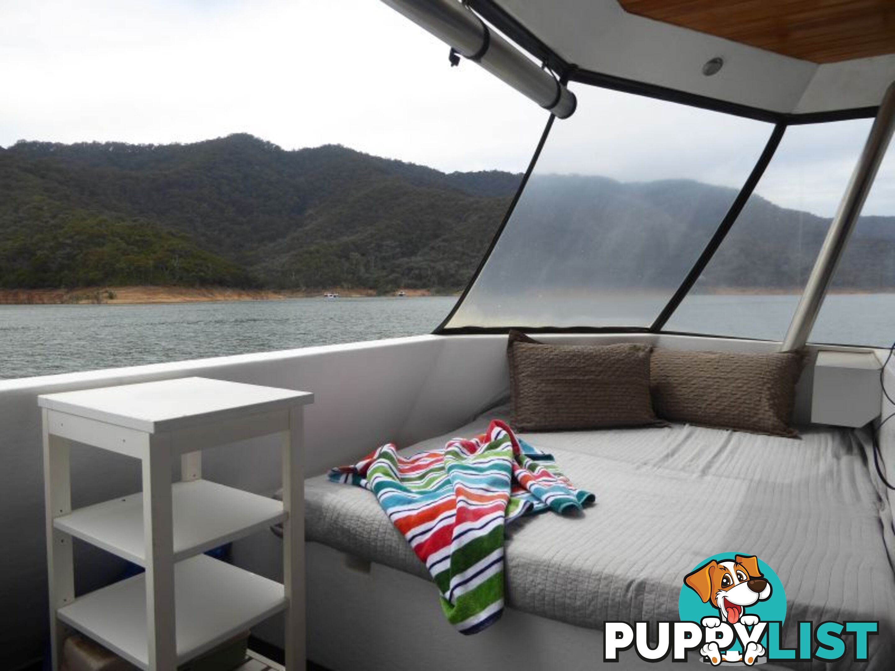 Quattro: Houseboat Holiday Home on Lake Eildon