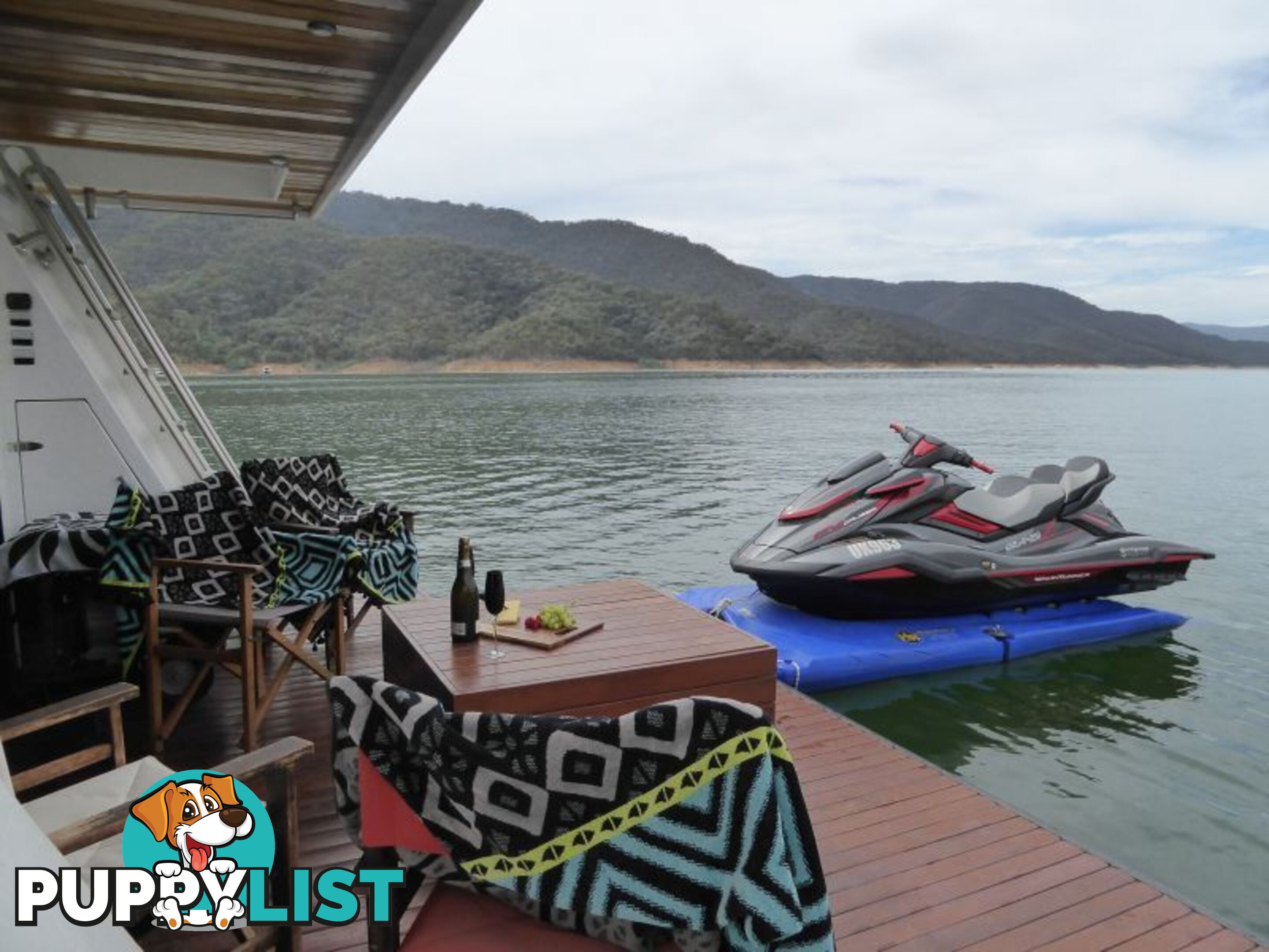 Quattro: Houseboat Holiday Home on Lake Eildon