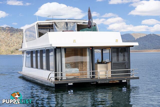 Nomad Houseboat Holiday Home on Lake Eildon