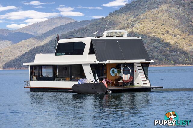 Nomad Houseboat Holiday Home on Lake Eildon