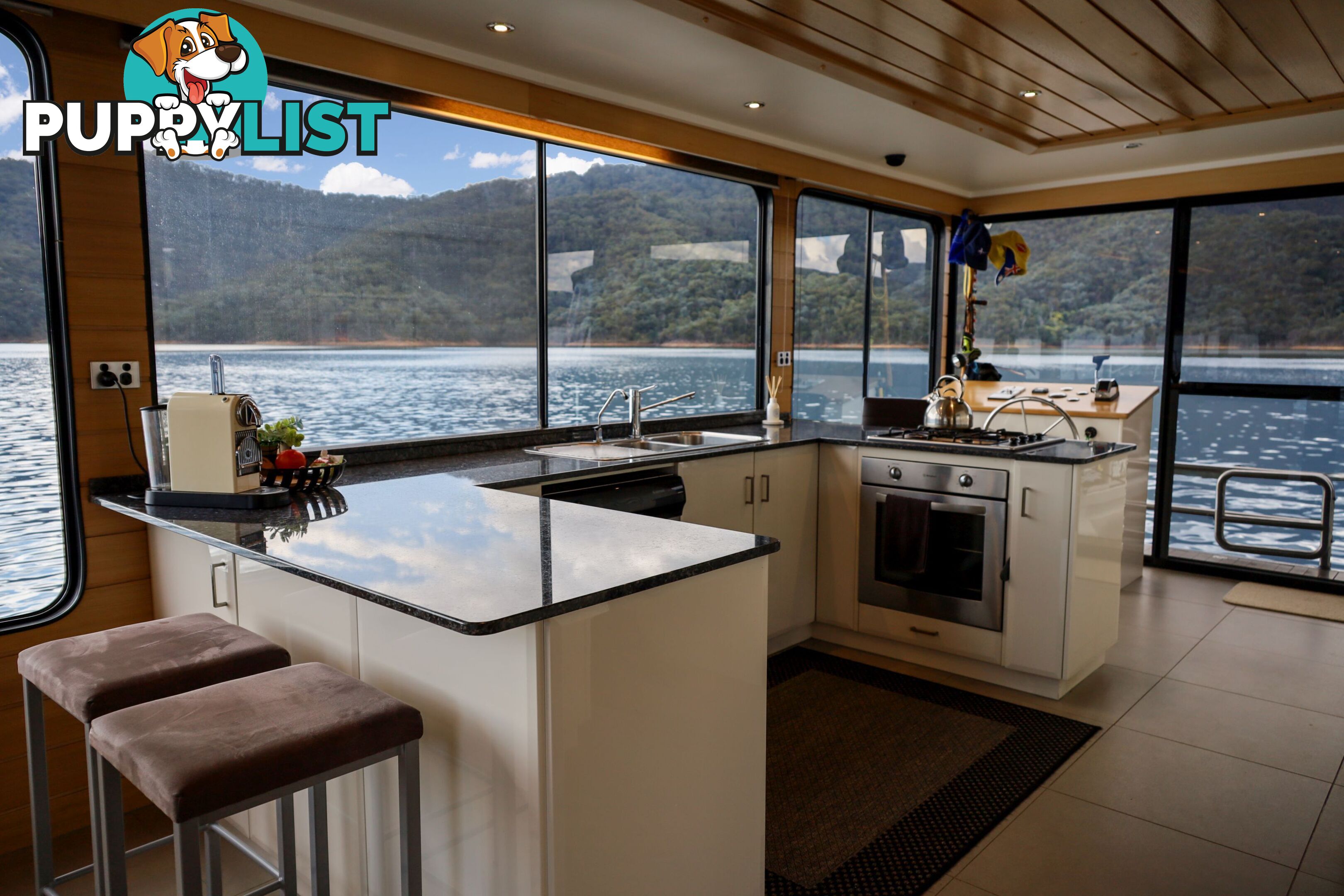 Nomad Houseboat Holiday Home on Lake Eildon