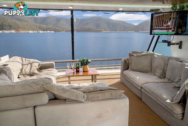 Nomad Houseboat Holiday Home on Lake Eildon