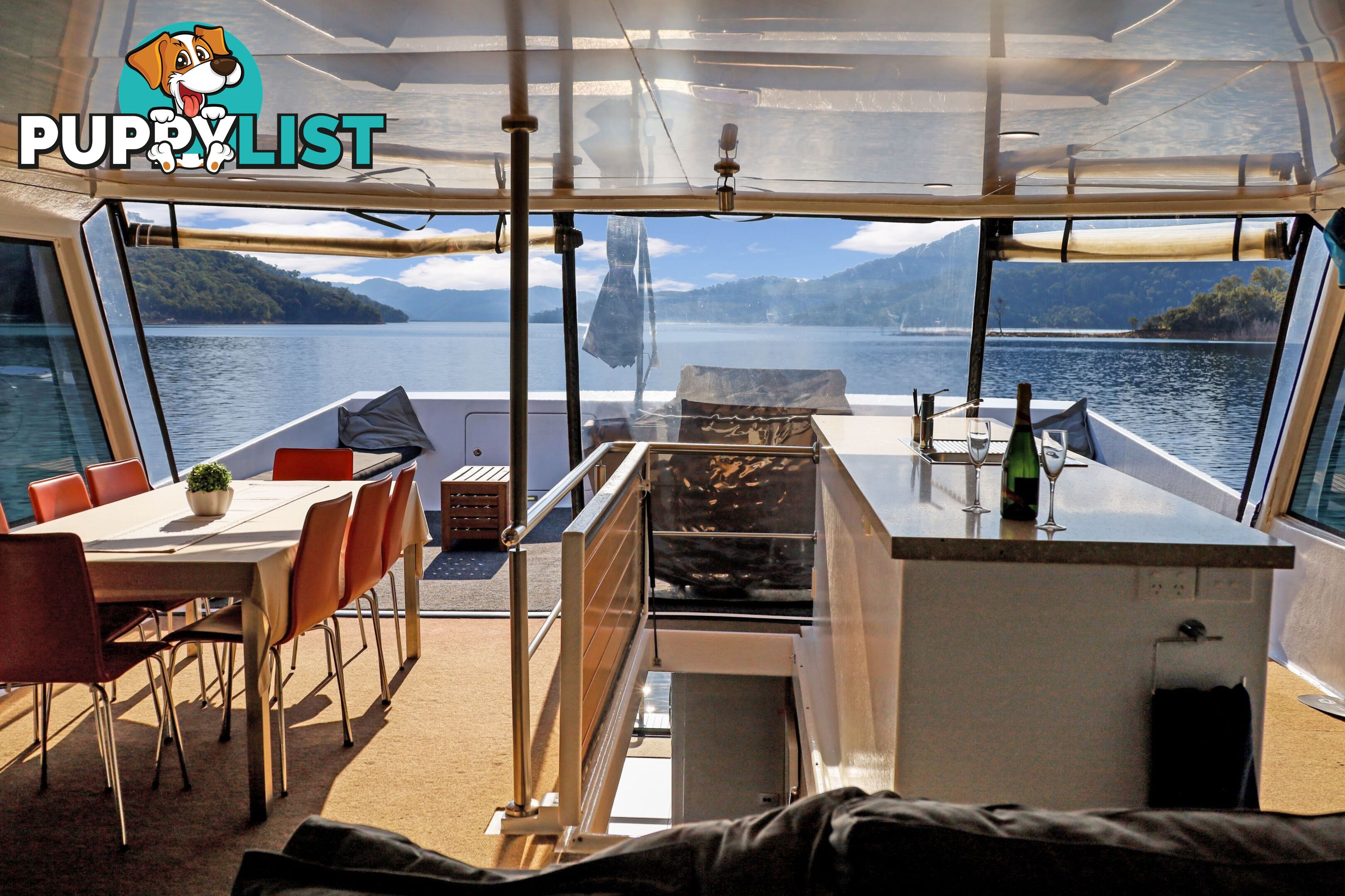 Nomad Houseboat Holiday Home on Lake Eildon