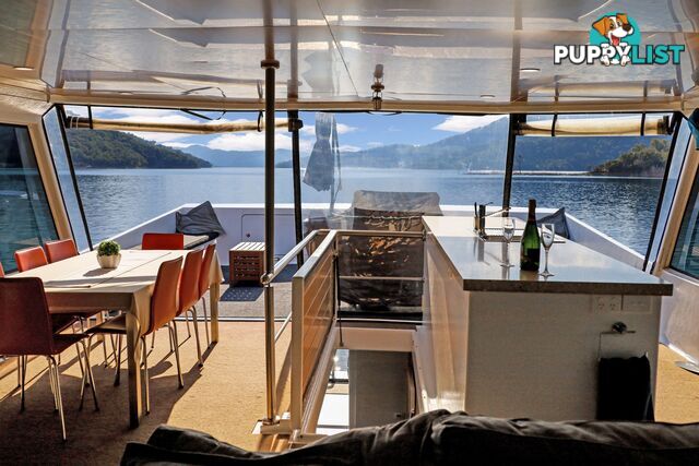 Nomad Houseboat Holiday Home on Lake Eildon