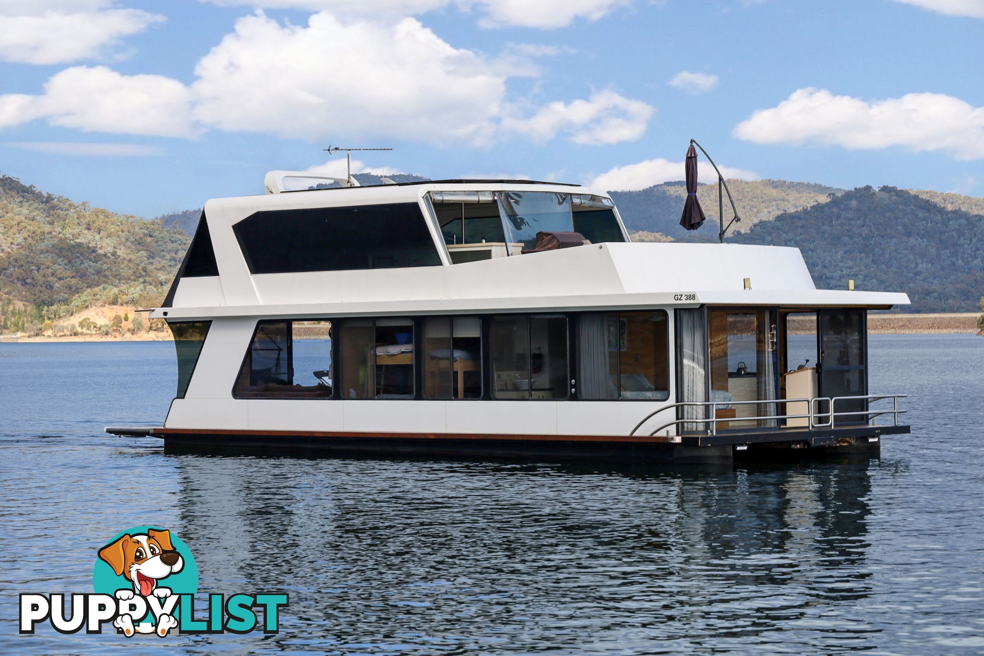 Nomad Houseboat Holiday Home on Lake Eildon