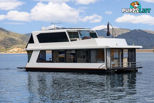 Nomad Houseboat Holiday Home on Lake Eildon