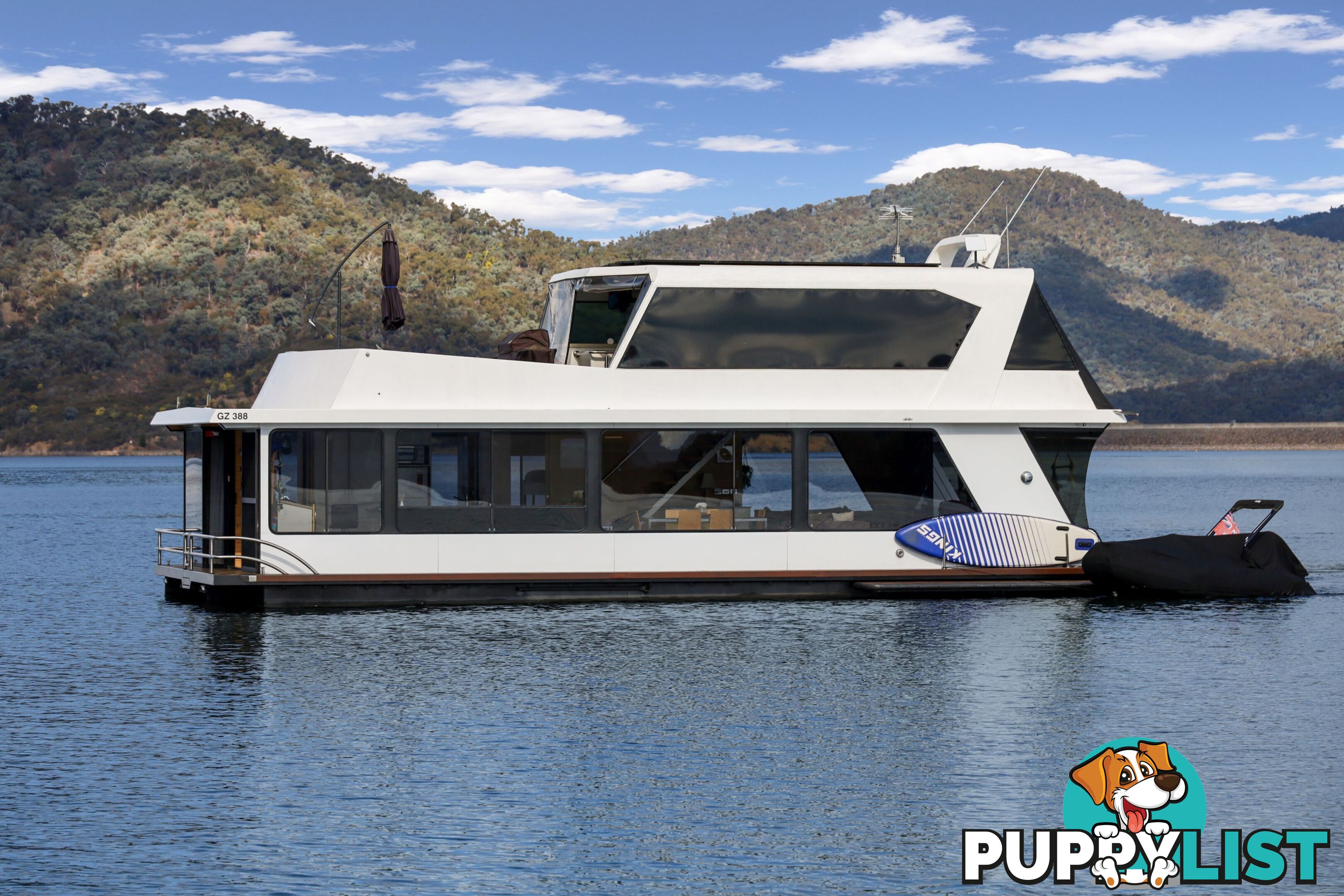 Nomad Houseboat Holiday Home on Lake Eildon