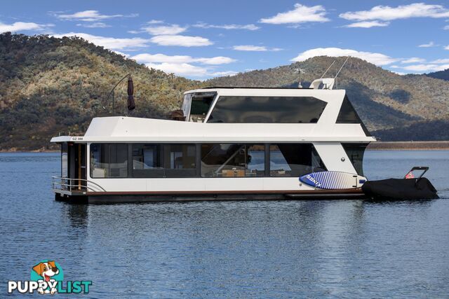 Nomad Houseboat Holiday Home on Lake Eildon