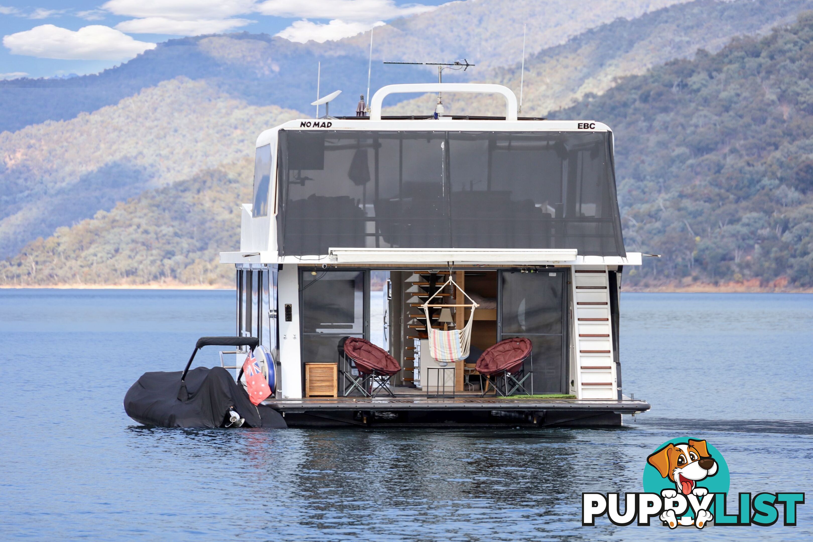 Nomad Houseboat Holiday Home on Lake Eildon