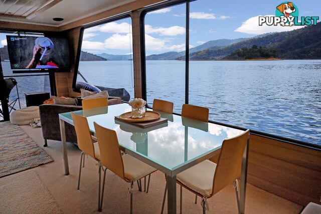 Nomad Houseboat Holiday Home on Lake Eildon