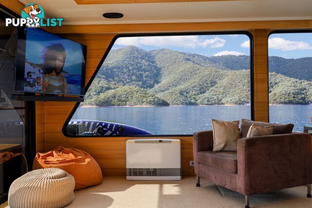 Nomad Houseboat Holiday Home on Lake Eildon