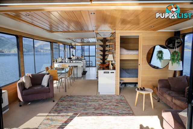 Nomad Houseboat Holiday Home on Lake Eildon