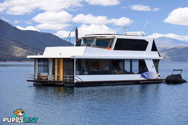 Nomad Houseboat Holiday Home on Lake Eildon