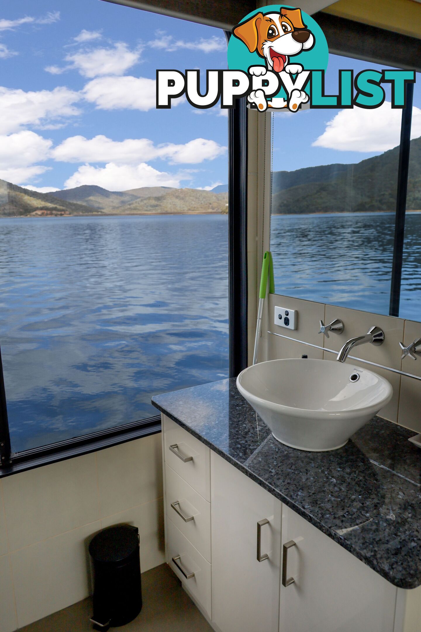 Nomad Houseboat Holiday Home on Lake Eildon