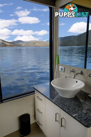 Nomad Houseboat Holiday Home on Lake Eildon