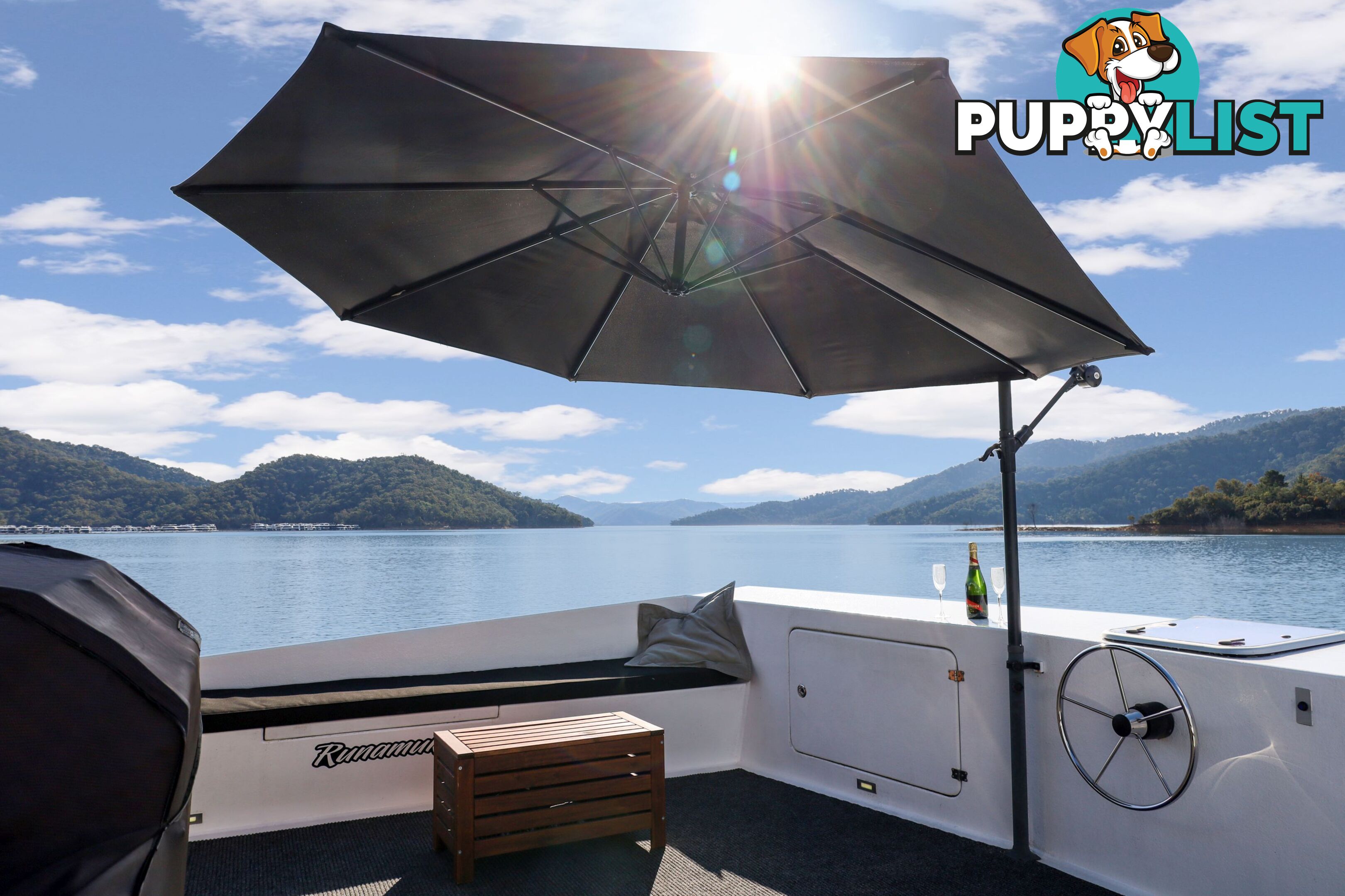 Nomad Houseboat Holiday Home on Lake Eildon