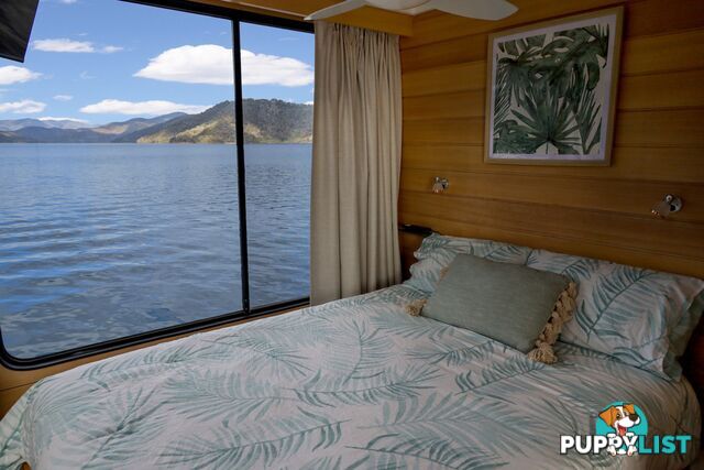 Nomad Houseboat Holiday Home on Lake Eildon