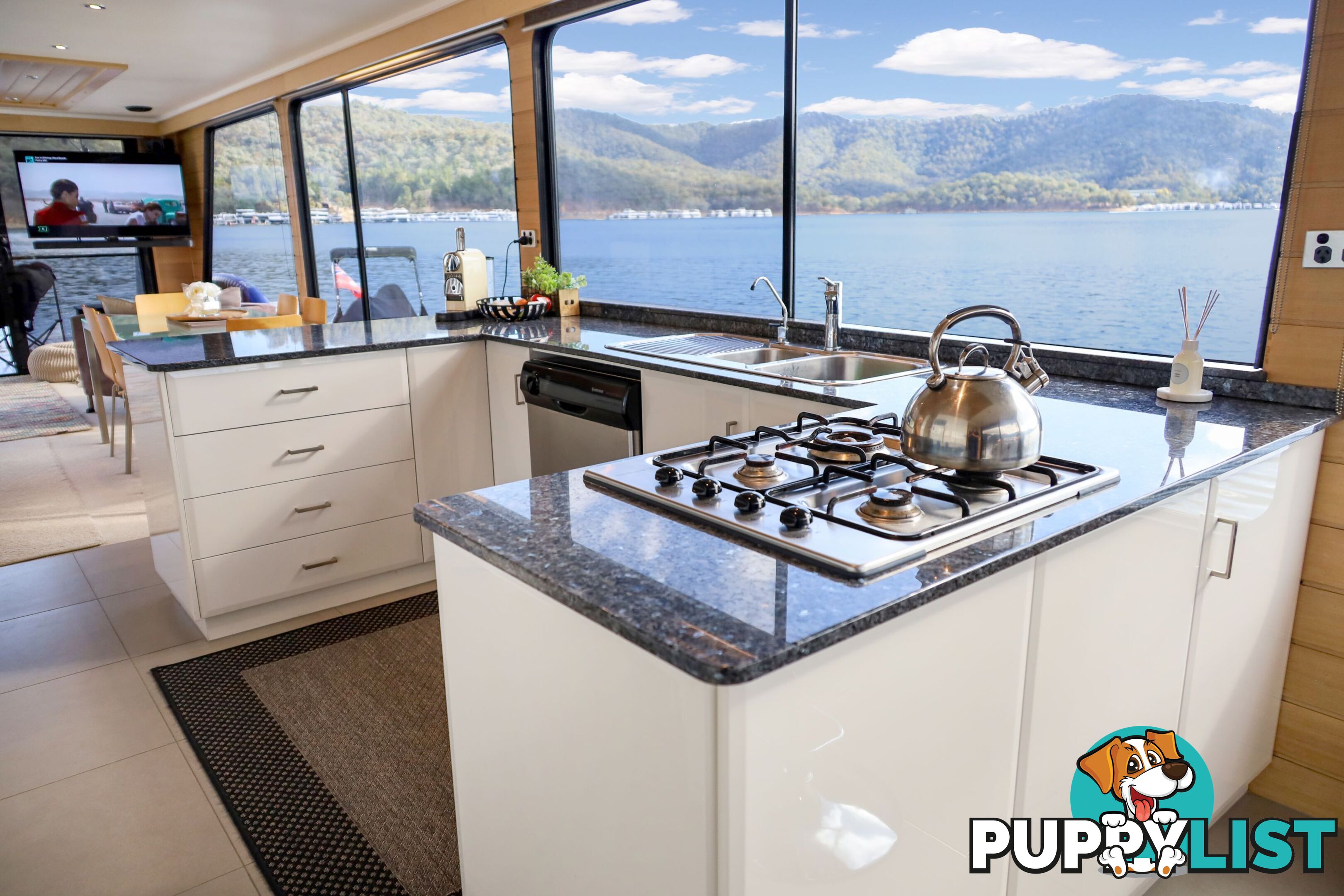 Nomad Houseboat Holiday Home on Lake Eildon