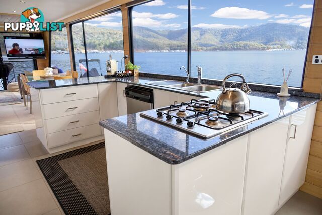 Nomad Houseboat Holiday Home on Lake Eildon