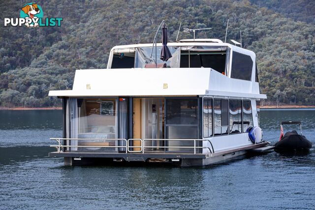 Nomad Houseboat Holiday Home on Lake Eildon