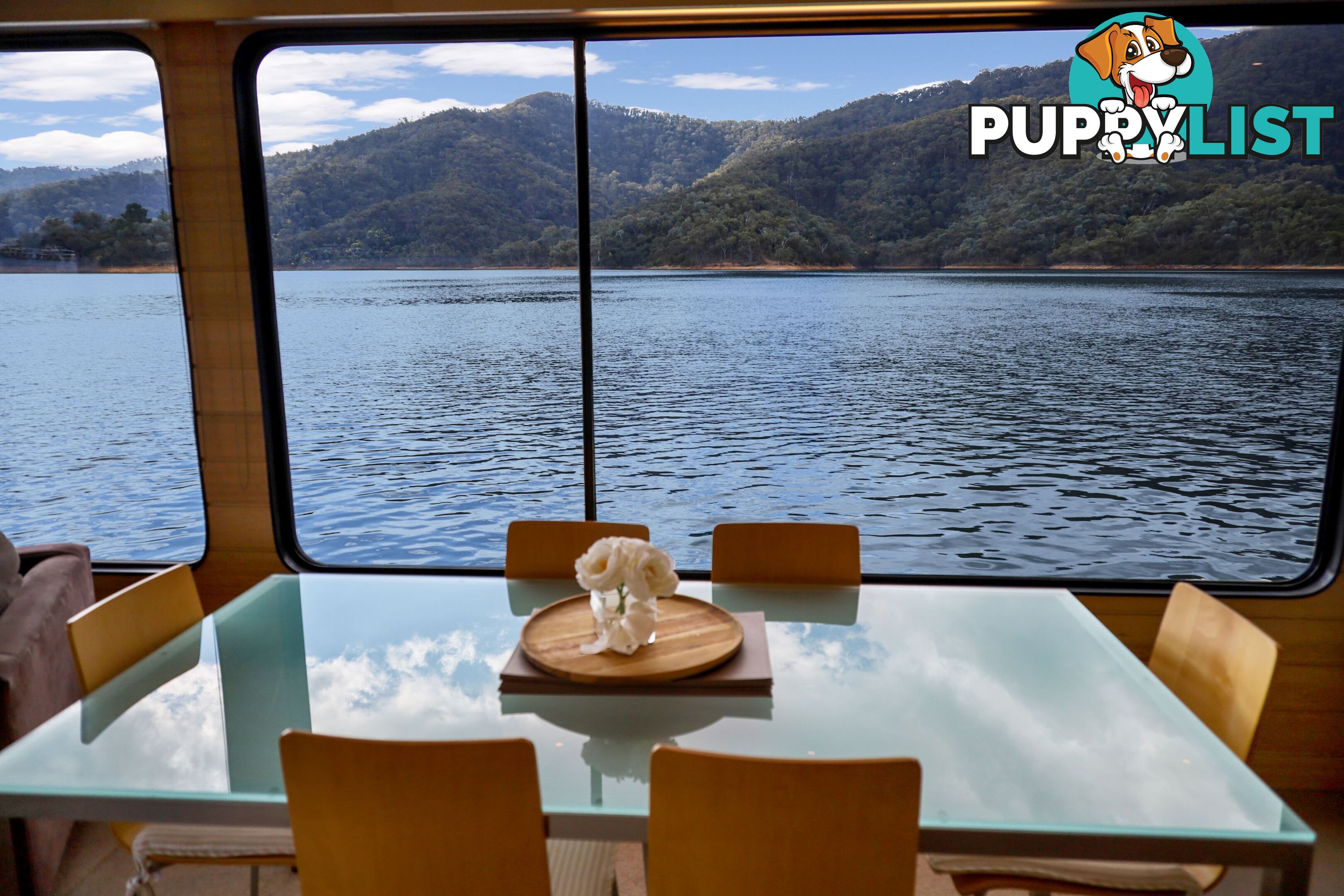 Nomad Houseboat Holiday Home on Lake Eildon