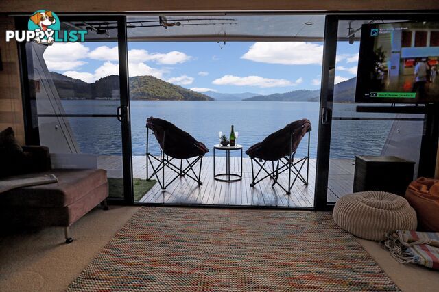 Nomad Houseboat Holiday Home on Lake Eildon