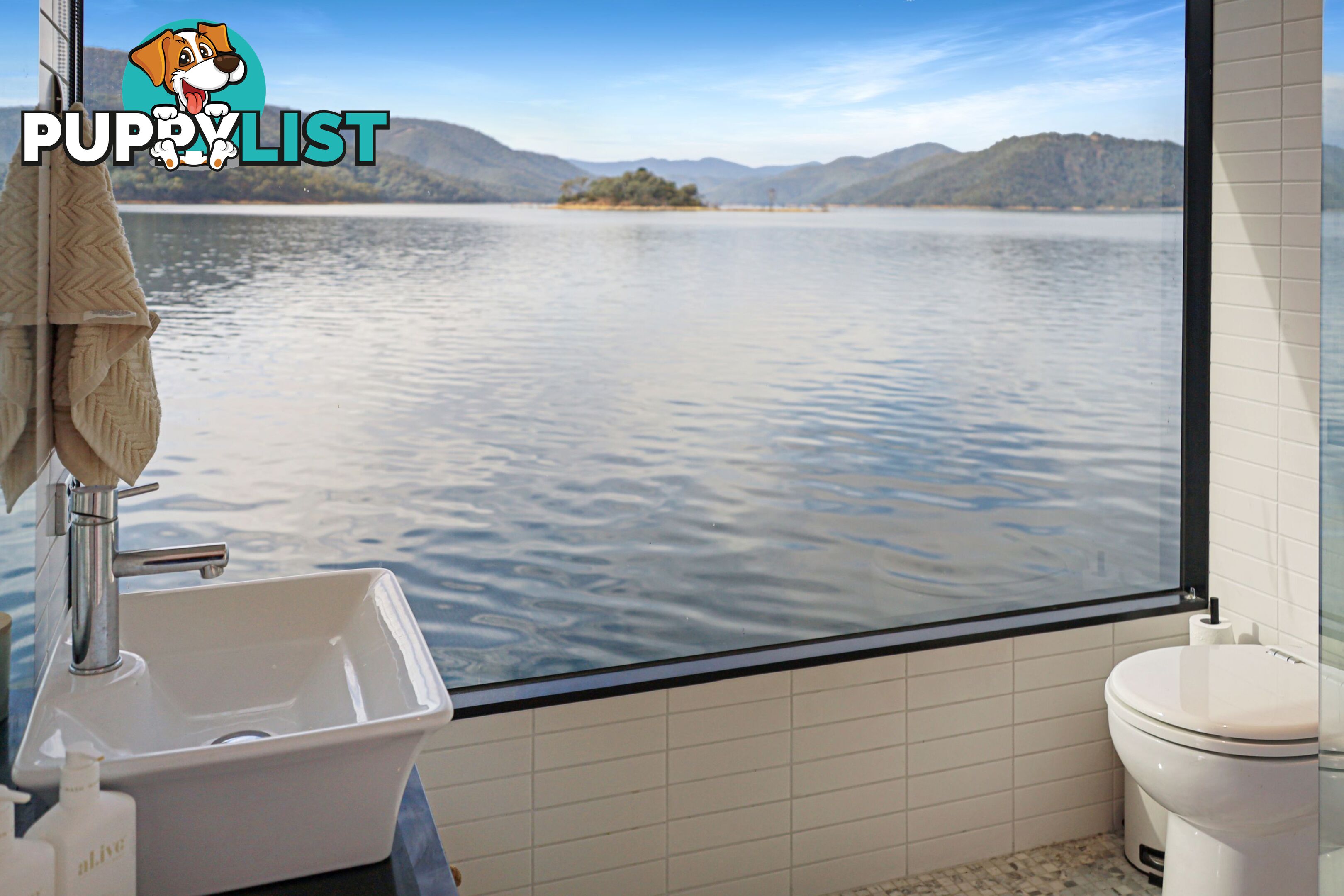 Status Houseboat Holiday Home on Lake Eildon