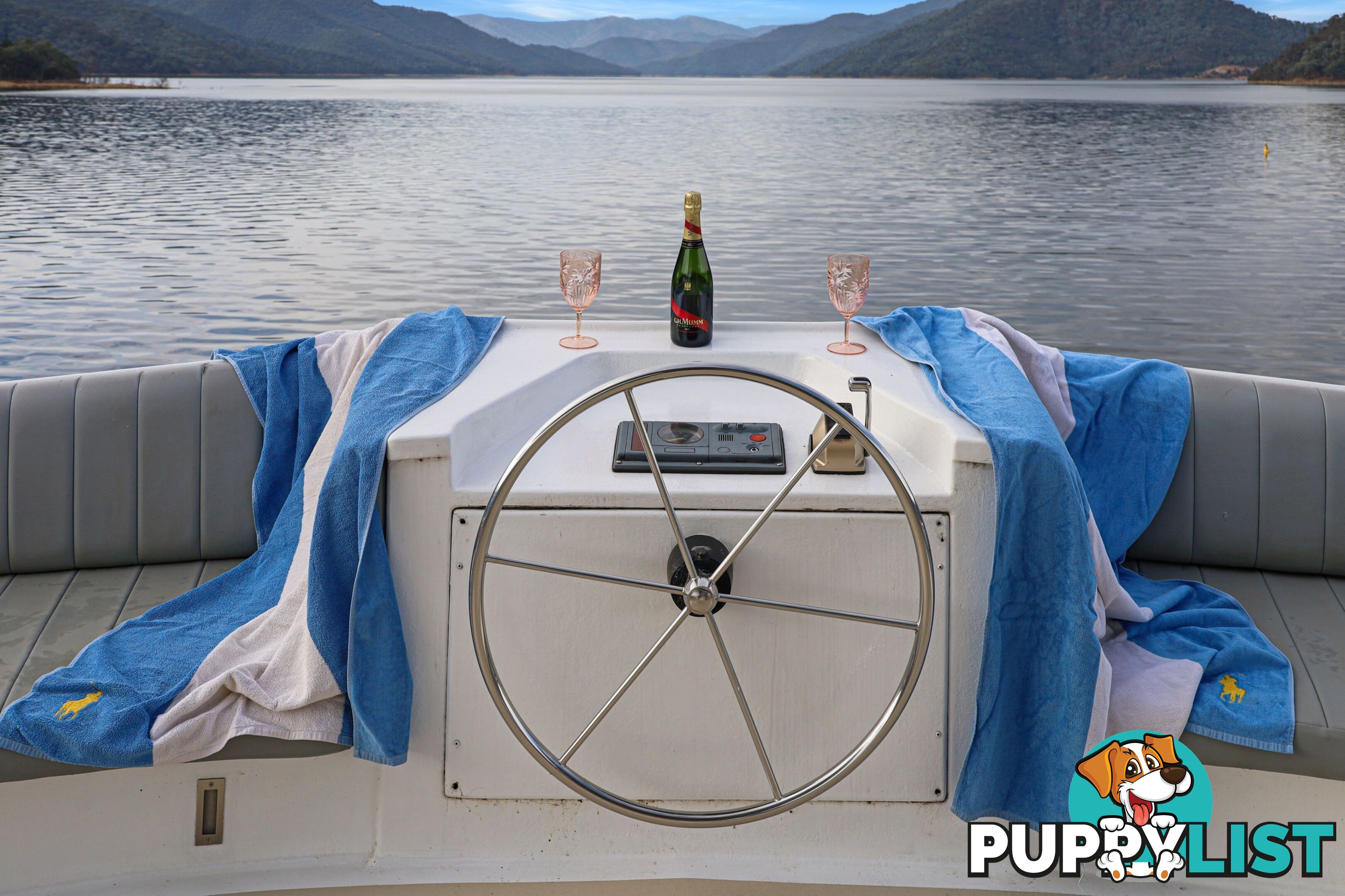 Status Houseboat Holiday Home on Lake Eildon