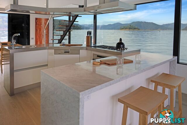 Status Houseboat Holiday Home on Lake Eildon