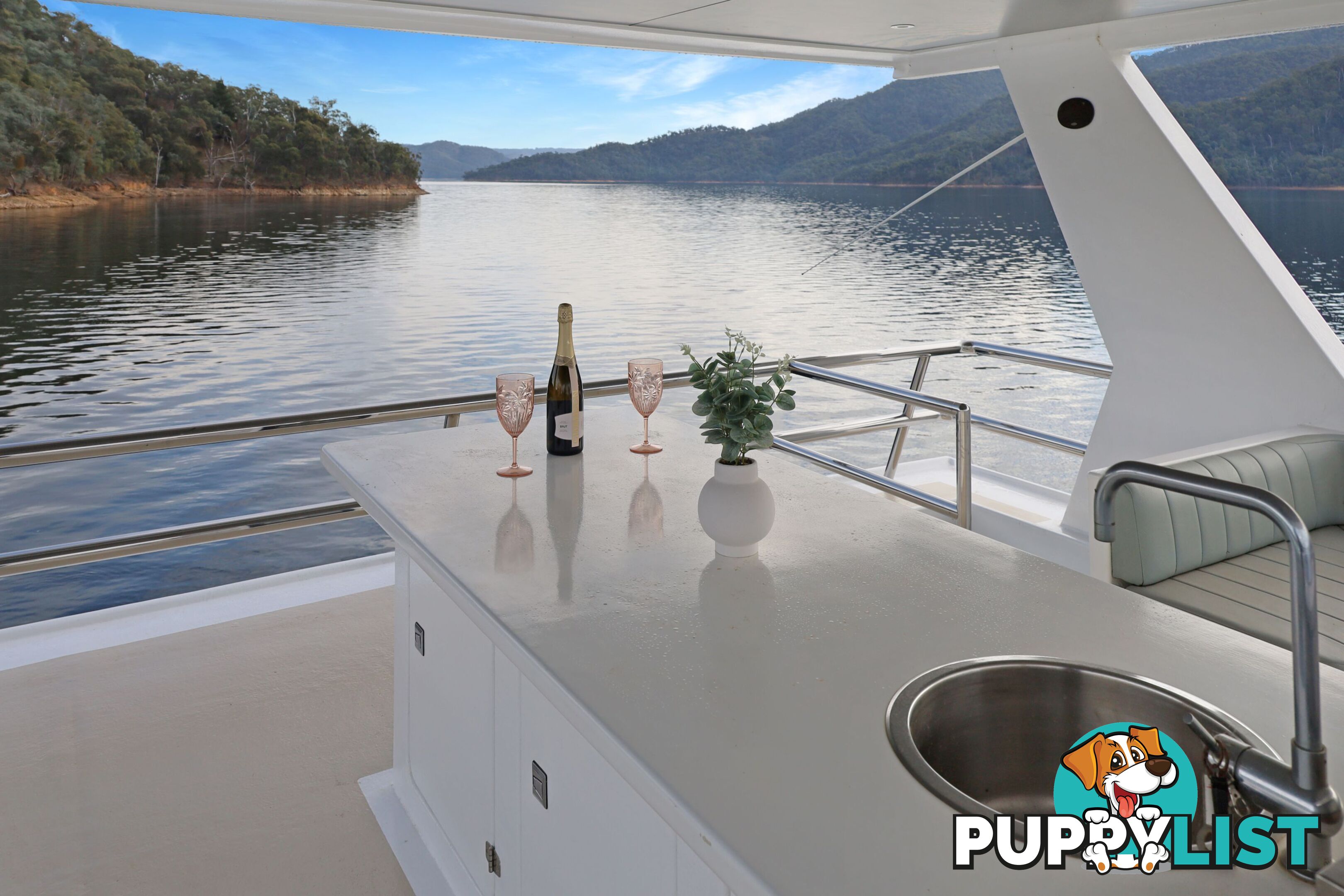 Status Houseboat Holiday Home on Lake Eildon