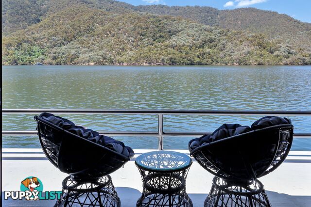 ENVY Houseboat Holiday Home on Lake Eildon