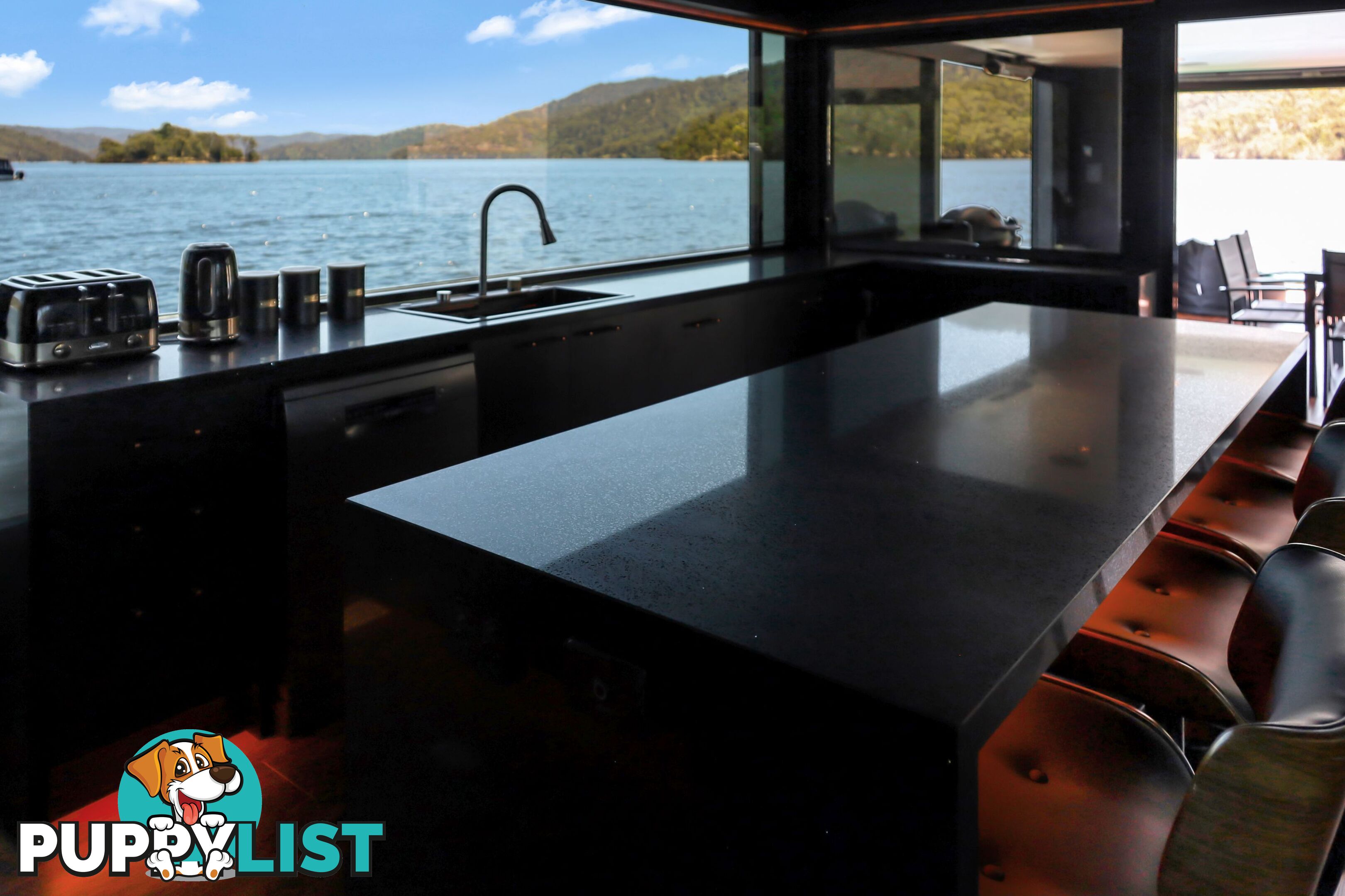 ENVY Houseboat Holiday Home on Lake Eildon